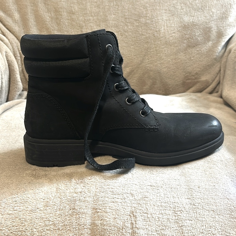 Black UGG boots for women, gently used, very comfy. Size 9 Waterproof Features